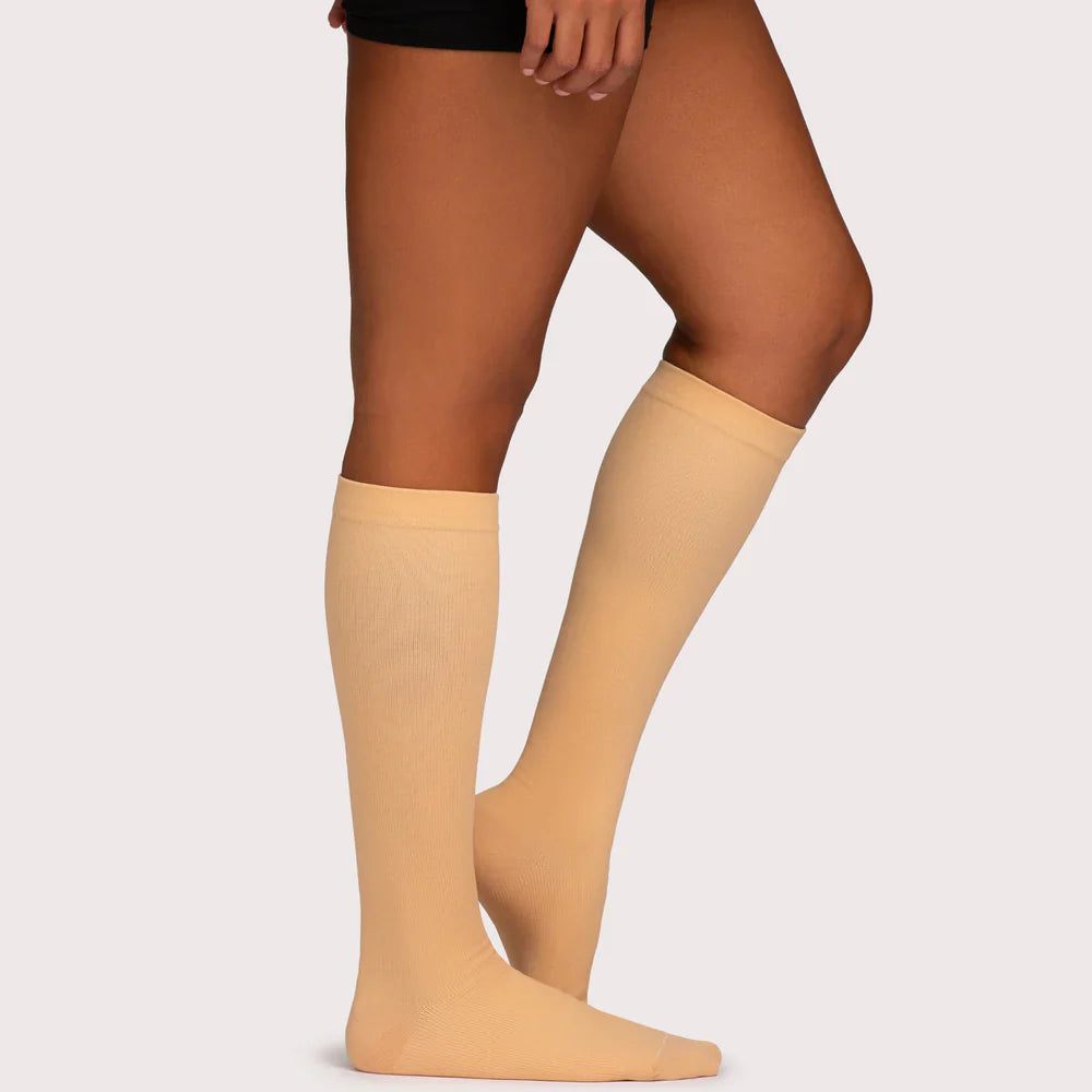 Calze a compressione alta per il sollievo dal dolore